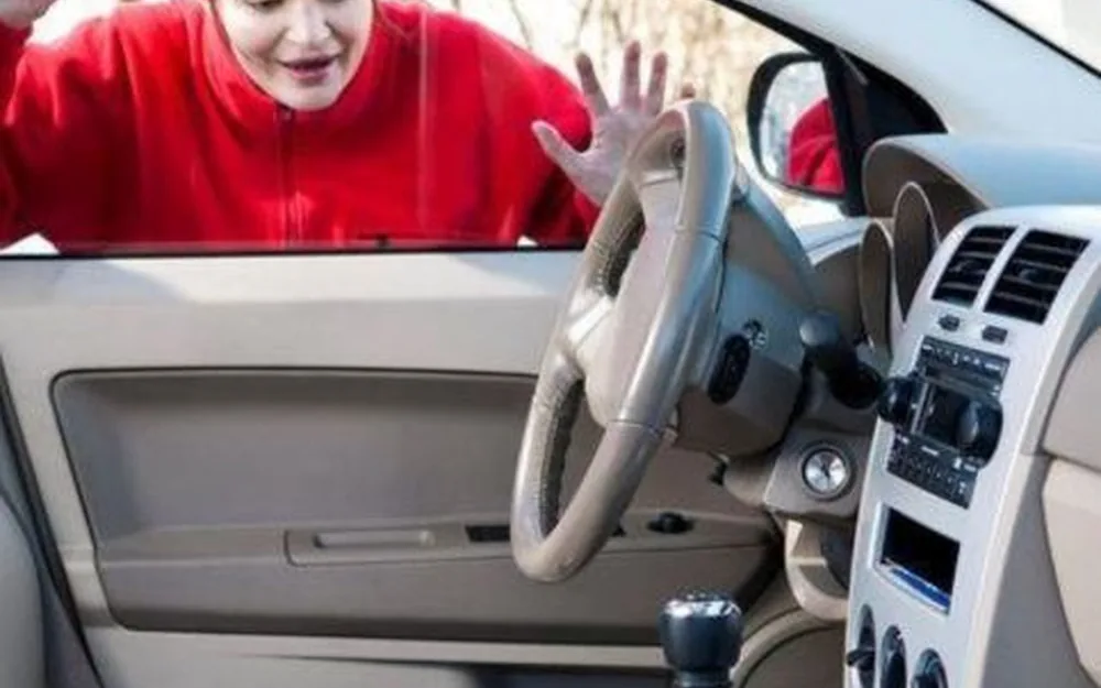 Llaves olvidadas dentro del coche